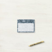 Post-it® Blue River Rock Pebles Art (Sur un bureau)