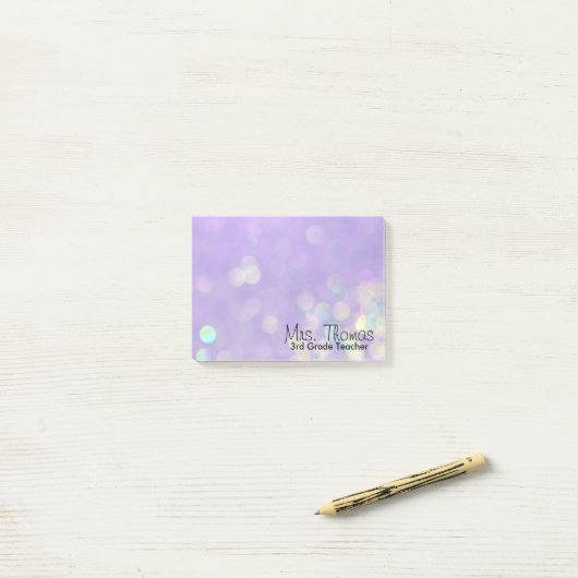 Post-it® Bokeh Post It Notes 4x3 (Purple) (Sur un bureau)