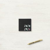 Post-it® Bonjour 2021 Adieu 2020 - C’est enfin terminé (Sur un bureau)