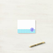 Post-it® Bordure à motif diamant Fleur violette (Sur un bureau)