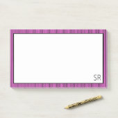 Post-it® Bordure en bande noire rose Bubblegum | Monogramme (Sur un bureau)