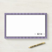 Post-it® Bordure en rayures pastel violet noir | Monogramme (Sur un bureau)