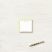 Post-it® Bordure jaune soleil Ajouter un nom personnalisé (Sur un bureau)