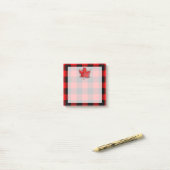 Post-it® Buffalo Check Feuille d'érable rouge et noire (Sur un bureau)