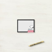 Post-it® Cachou | Snoopy à la machine à écrire (Sur un bureau)