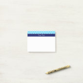 Post-it® Capri Bleu SLg Chevron Navy Monogramme Nom (Sur un bureau)