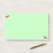 Post-it® Cerises sur les billets Green Postit® (Sur un bureau)
