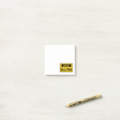 Post-it® Cesser le signe d'intimidation jaune (Sur un bureau)