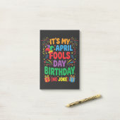 Post-it® C'est mon anniversaire du poisson d'avril et ce n' (Sur un bureau)