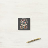 Post-it® Chapitre Final Fleur de graduation senior 2026 (Sur un bureau)