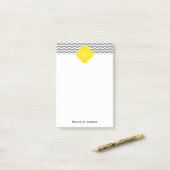 Post-it® Charbon mince Chevron Jaune Quatrefoil 3 Monogramm (Sur un bureau)