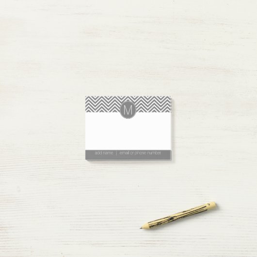 Post-it® Charcoal Grey et blanc Chevrons Custom Monogramme (Sur un bureau)