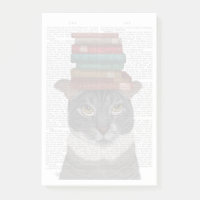 Chat gris avec des livres sur la tête
