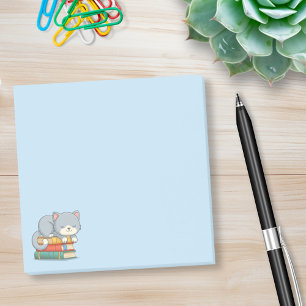 Post-it® Chat heureux sur une pile de livres bleus