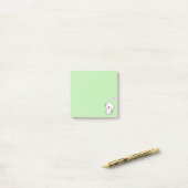 Post-it® Chat mignon et cœur sur fond vert clair (Sur un bureau)