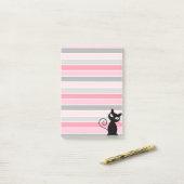 Post-it® Chat noir mignon fantaisiste sur rayures (Sur un bureau)
