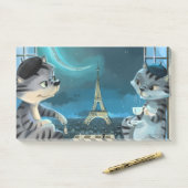 Post-it® Chats Tour Eiffel - Notes de Nuit 10" x 6"  (Sur un bureau)