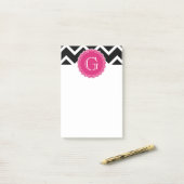 Post-it® Chaud rose Fleur Monogramme noir Chevron (Sur un bureau)