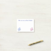 Post-it® chaussettes pour bébé rose et bleu (Sur un bureau)