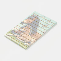 Cheval et poulain se reposent dans un cadre de pri