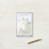 Post-it® Cheval quart gris sur le conseil blanchi (Sur un bureau)