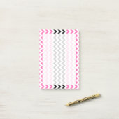 Post-it® Chevron rose et noir par Shirley Taylor (Sur un bureau)