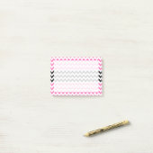 Post-it® Chevron rose et noir par Shirley Taylor (Sur un bureau)