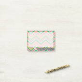 Post-it® Chevrons Colorés Talk Bubble Nom personnalisé (Sur un bureau)