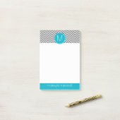 Post-it® Chevrons gris et Aqua avec monogramme (Sur un bureau)