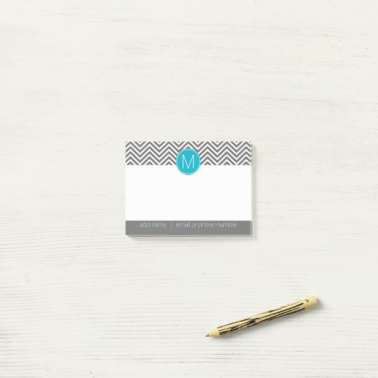 Post-it® Chevrons gris et bleu Aqua avec un monogramme (Sur un bureau)