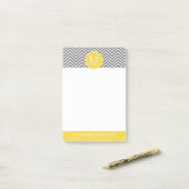 Post-it® Chevrons gris et jaune avec Monogramme personnalis (Sur un bureau)