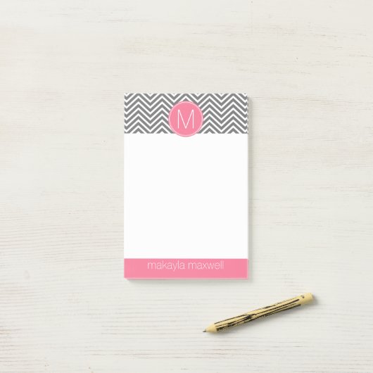 Post-it® Chevrons gris et roses avec monogramme (Sur un bureau)
