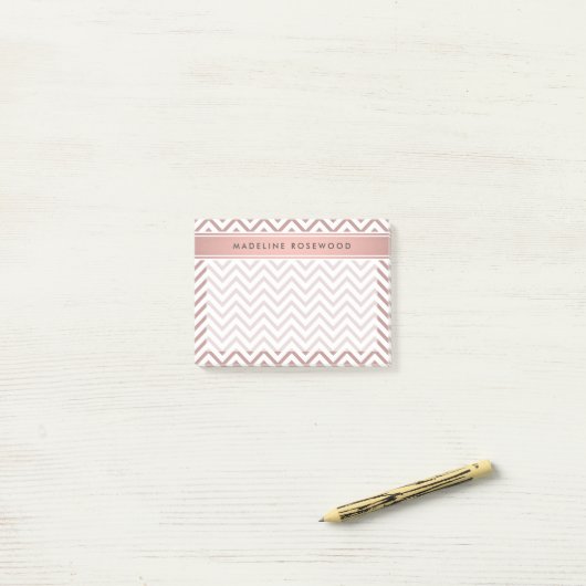 Post-it® Chic moderne Rose or Chevron Monogrammé (Sur un bureau)