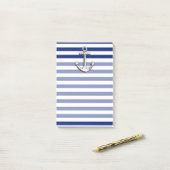 Post-it® Chrome Anchor on Navy Stripes (Sur un bureau)