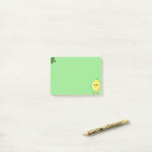Post-it® Citron heureux mignon sur fond vert (Sur un bureau)