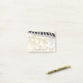 Post-it® Clavier de piano moderne sur l'or Bokeh, (Sur un bureau)