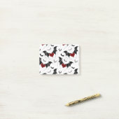 Post-it® Coeur d'Halloween avec ailes de chauve-souris noir (Sur un bureau)