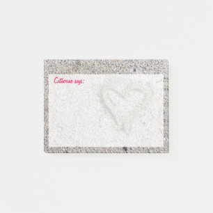 Post-it® Coeur romantique dans le sable avec texte personna