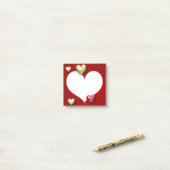 Post-it® Coeurs rouges modernes de Valentine d'or (Sur un bureau)