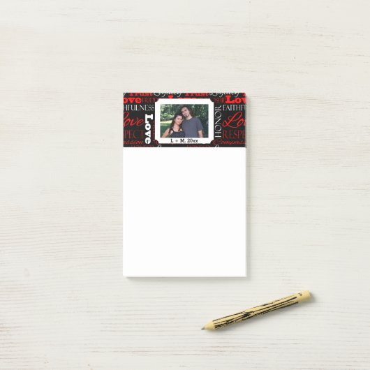 Post-it® Collage de mot de Saint-Valentin de photo (Sur un bureau)