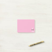 Post-it® Conception de nom personnalisé en monogramme rose (Sur un bureau)