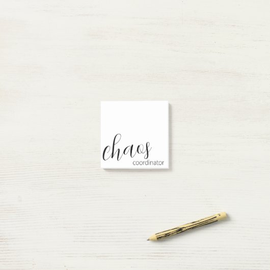 Post-it® Coordinateur Chaos Script noir moderne (Sur un bureau)