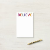 Post-it® Croire multicolore (Sur un bureau)