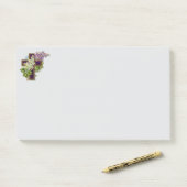 Post-it® Croix Violette Et Fleurs (Sur un bureau)