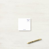 Post-it® Crossed Squash Racquets Blue (Sur un bureau)