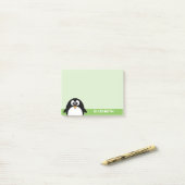 Post-it® Cute Cartoon Penguin - Custom Name Green (Sur un bureau)