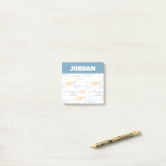 Post-it® Cute Doodle École de Motif de poisson (Sur un bureau)