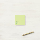 Post-it® Cute Green Cartoon Pickle (Sur un bureau)