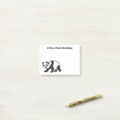 Post-it® Cute happy panda bear with flower cartoon (Sur un bureau)