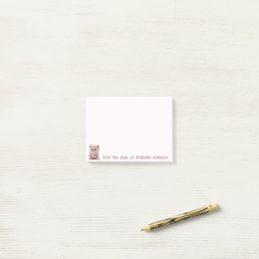 Post-it® Cute Kitty dans un pull rose Personnalisez (Sur un bureau)